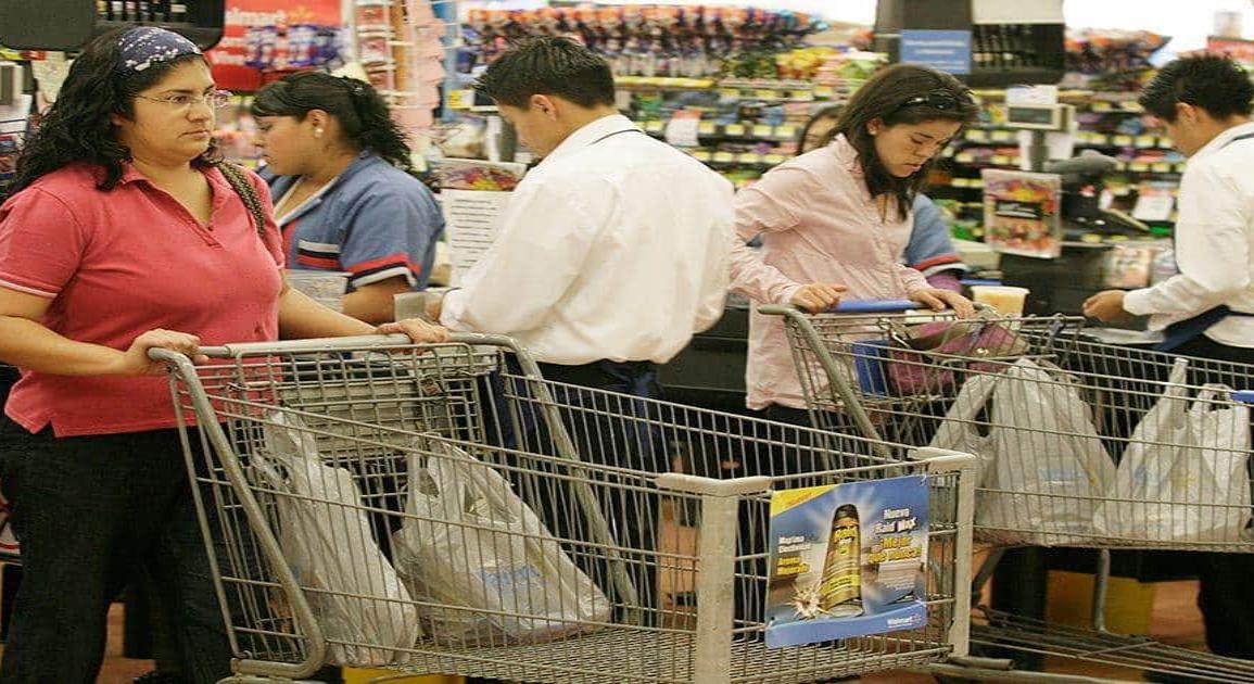 Consumo creció 0.9% tras reabrir negocios