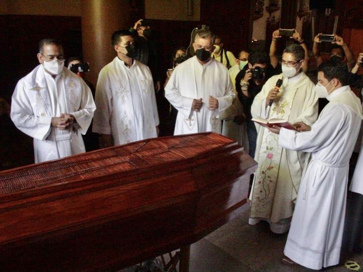 Llega cuerpo de arzobispo Hipólito Reyes a Catedral de Xalapa