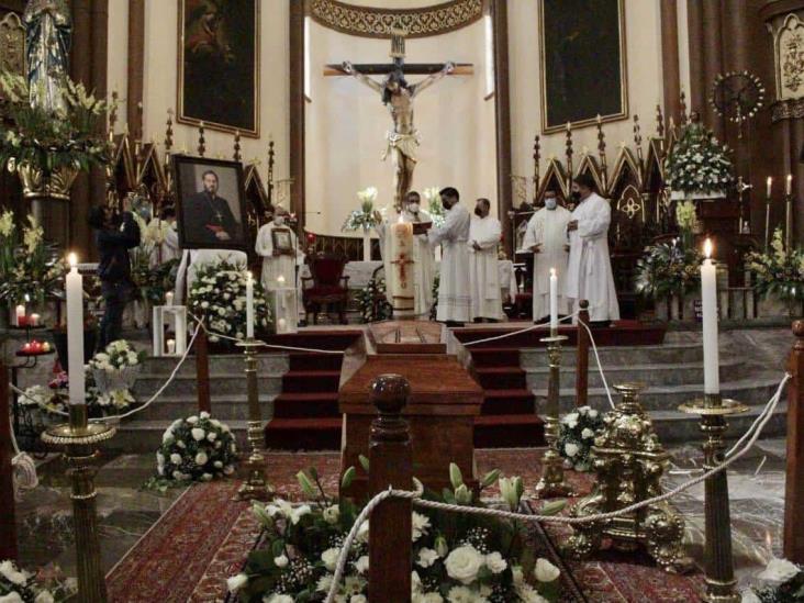 Llega cuerpo de arzobispo Hipólito Reyes a Catedral de Xalapa