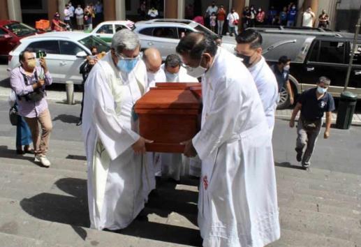 Llega cuerpo de arzobispo Hipólito Reyes a Catedral de Xalapa