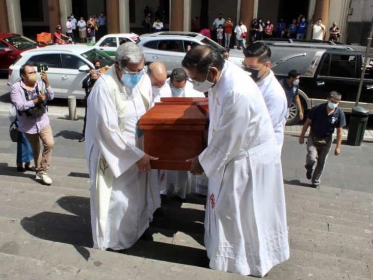 Llega cuerpo de arzobispo Hipólito Reyes a Catedral de Xalapa
