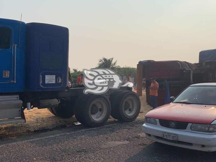 Tolva de tráiler volcó en la Coatza-Villa; vecinos rapiñan maíz