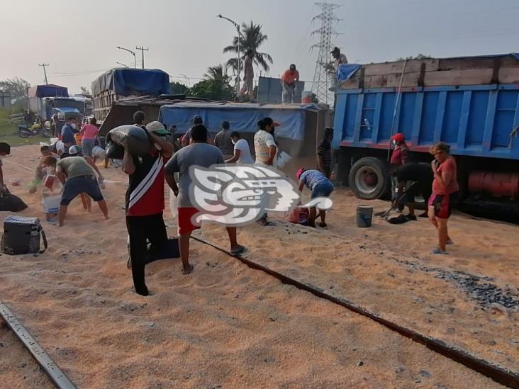 Tolva de tráiler volcó en la Coatza-Villa; vecinos rapiñan maíz