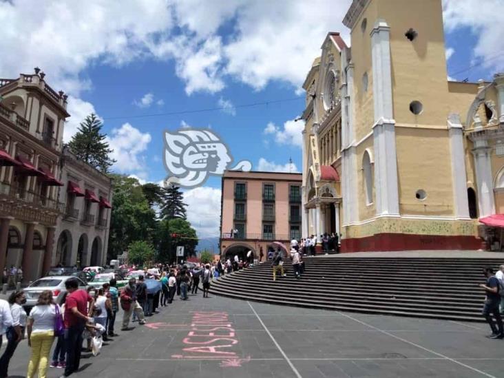 Largas filas en catedral para despedir a Hipólito Reyes, obispo de Xalapa