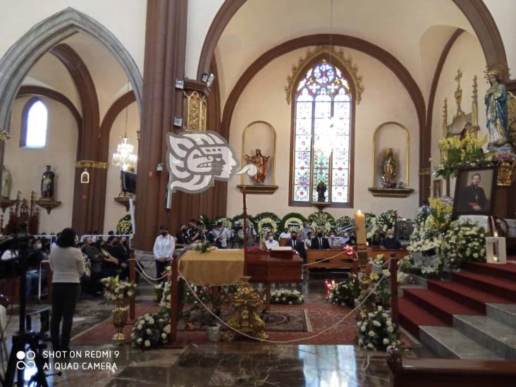 Largas filas en catedral para despedir a Hipólito Reyes, obispo de Xalapa