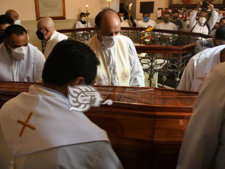 Largas filas en catedral para despedir a Hipólito Reyes, obispo de Xalapa