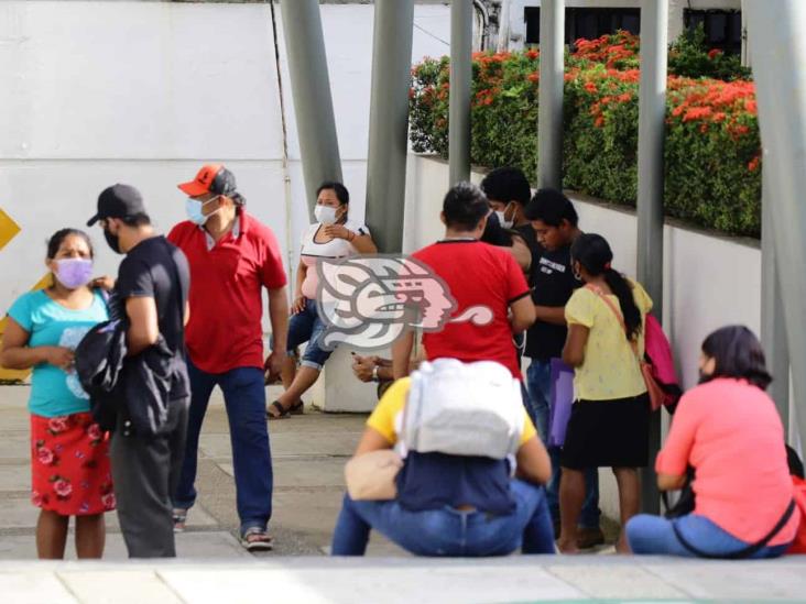 Se aglomeran afuera del Gómez Farías; no para llegada de contagiados