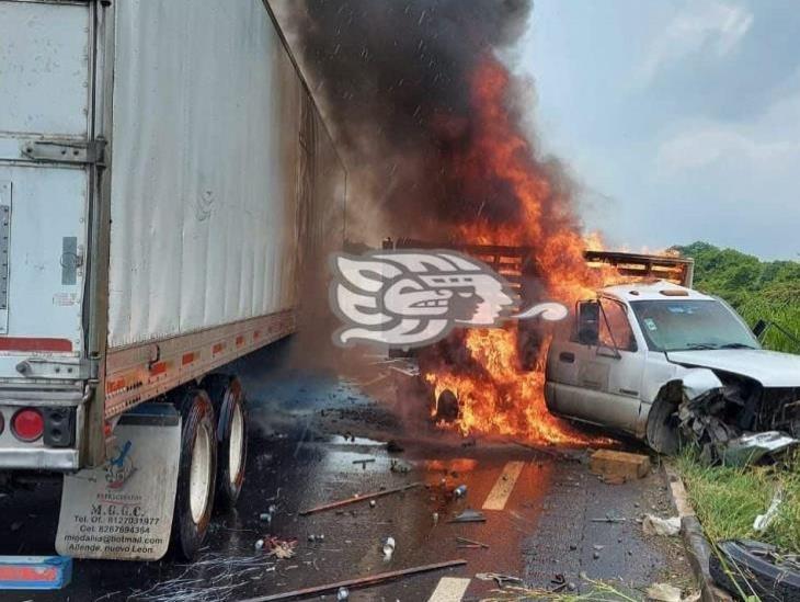 La libran tras choque e incendio en autopista Cosoleacaque-La Tinaja 