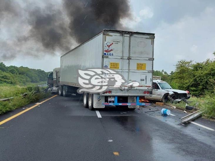 La libran tras choque e incendio en autopista Cosoleacaque-La Tinaja 