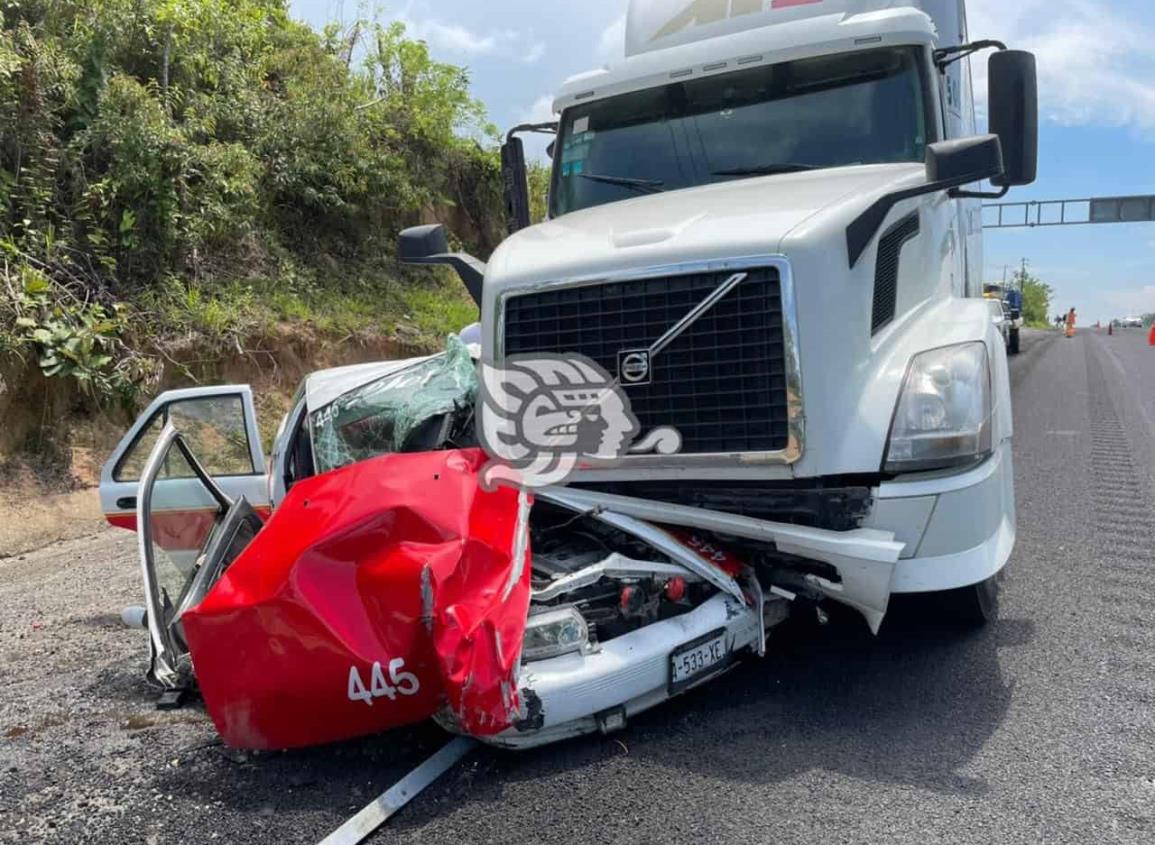 Se salva taxista de Agua Dulce tras chocar contra tráiler en la Coatza-Villa