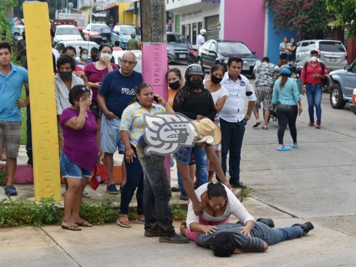 Atacan a balazos a pareja frente a parque “Temoyo” en Acayucan; muere varón