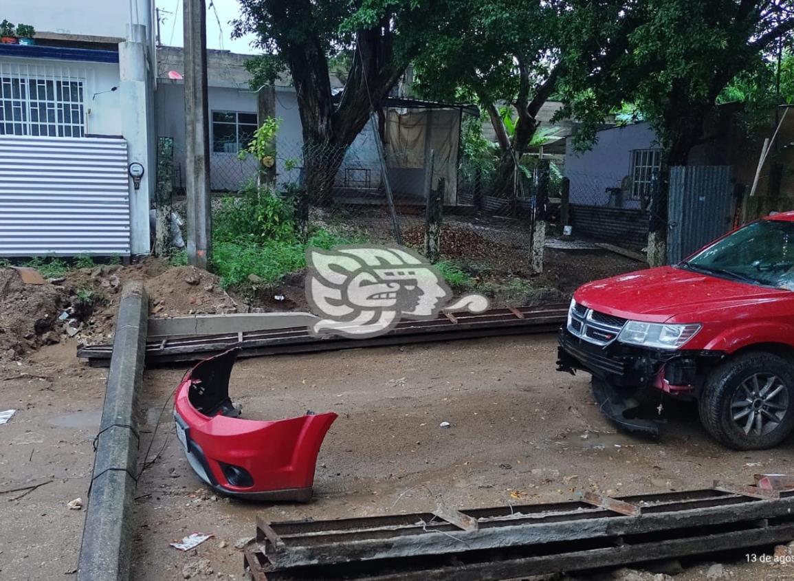 Familia evitó que le cayera un poste de concreto