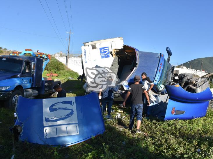 Vuelca tráiler cargado de hipoclorito en la autopista Puebla-Orizaba