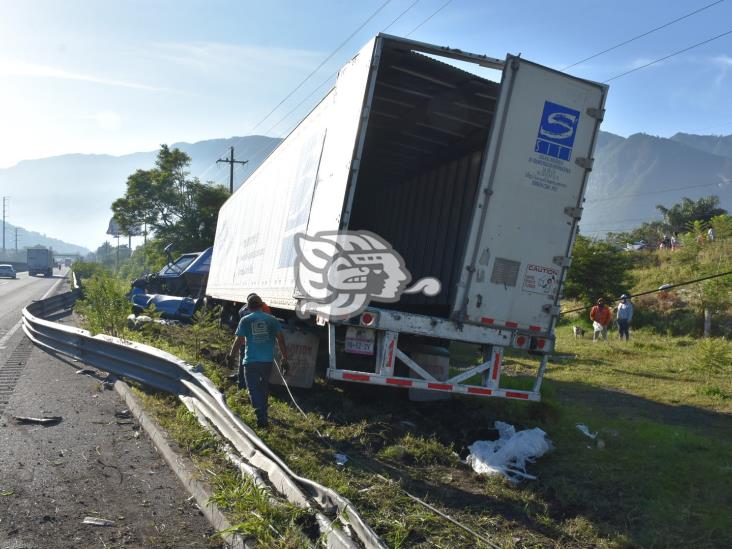 Vuelca tráiler cargado de hipoclorito en la autopista Puebla-Orizaba