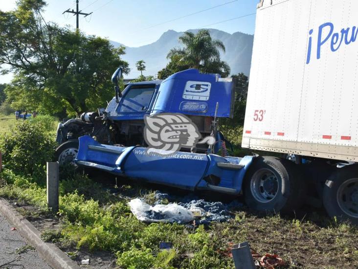 Vuelca tráiler cargado de hipoclorito en la autopista Puebla-Orizaba