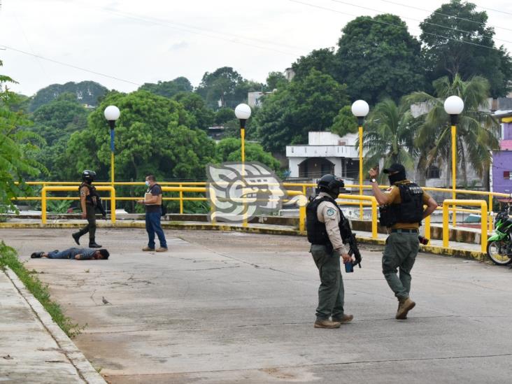 Atacan a balazos a pareja frente a parque “Temoyo” en Acayucan; muere varón