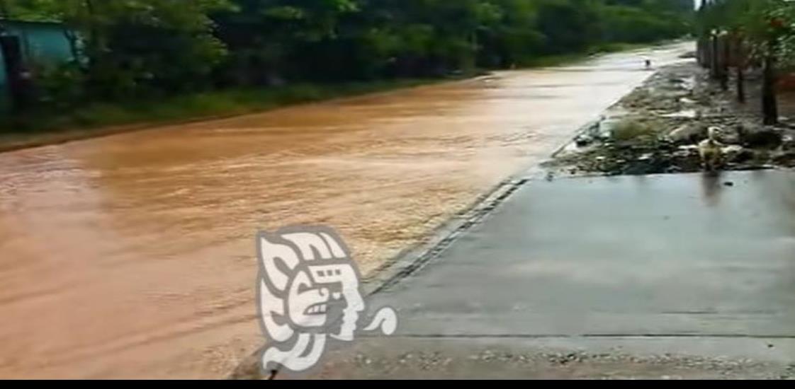 En Las Choapas, se inundan calles por azolvamiento