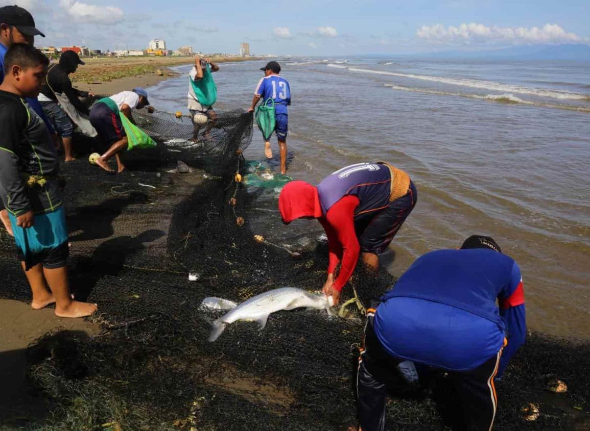 Por veda de sábalo, solo practican pesca deportiva en Coatzacoalcos