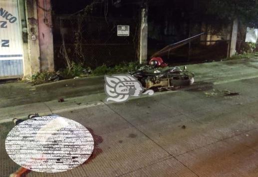 Pareja de motociclistas se mata tras derrapar en la carretera Coatepec-Las Trancas