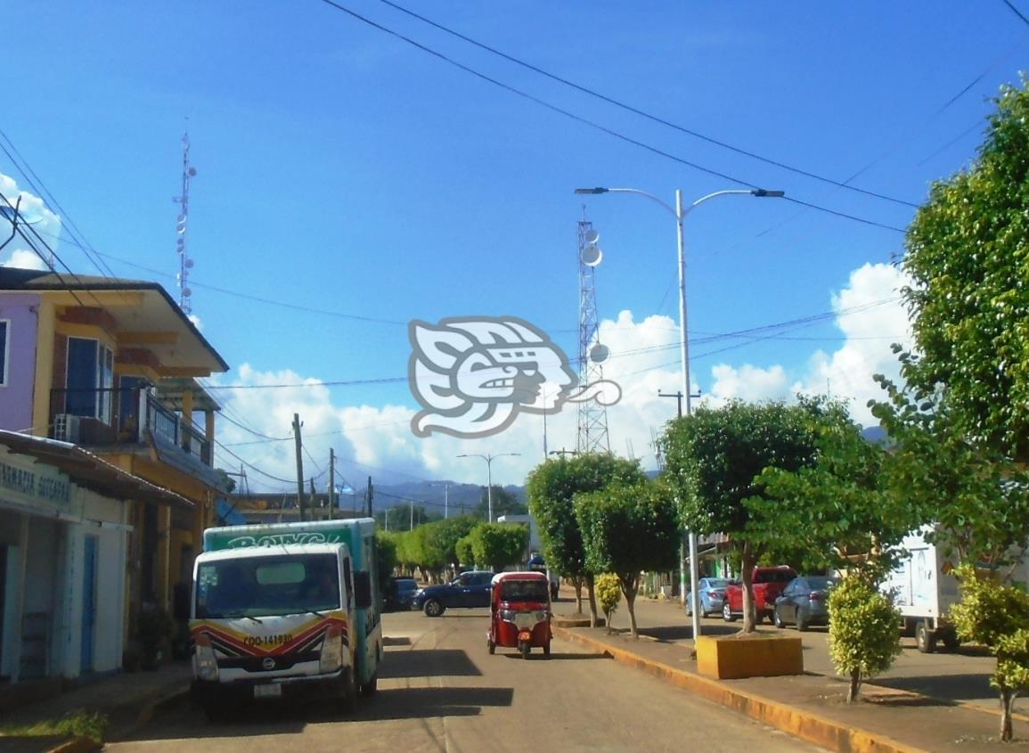 Persisten los apagones en la zona serrana de Soteapan