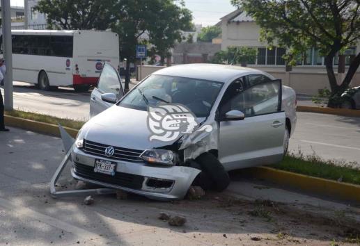 Joven pierde el control tras viajar a exceso de velocidad y protagoniza accidente