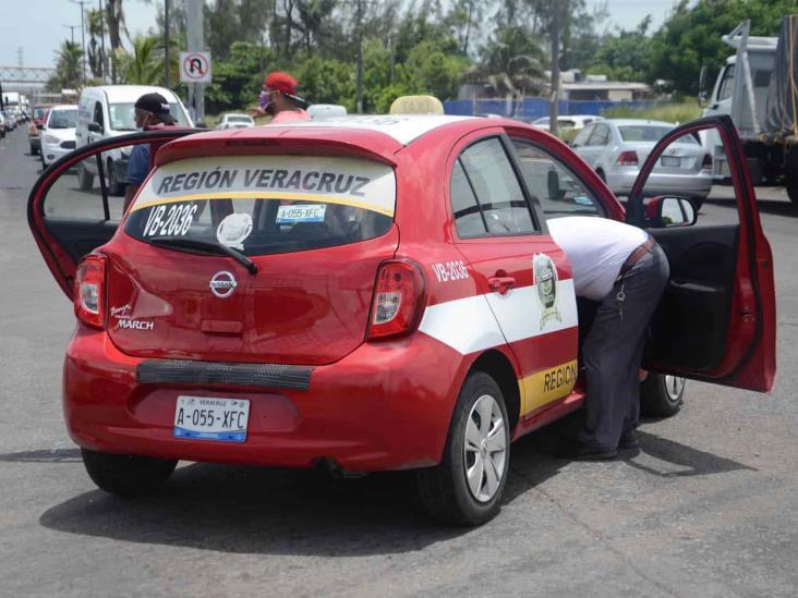 Chocan dos taxis en carretera federal 140