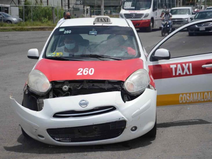 Chocan dos taxis en carretera federal 140