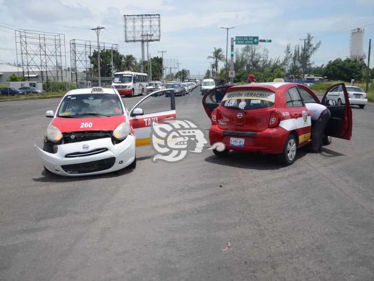 Chocan dos taxis en carretera federal 140