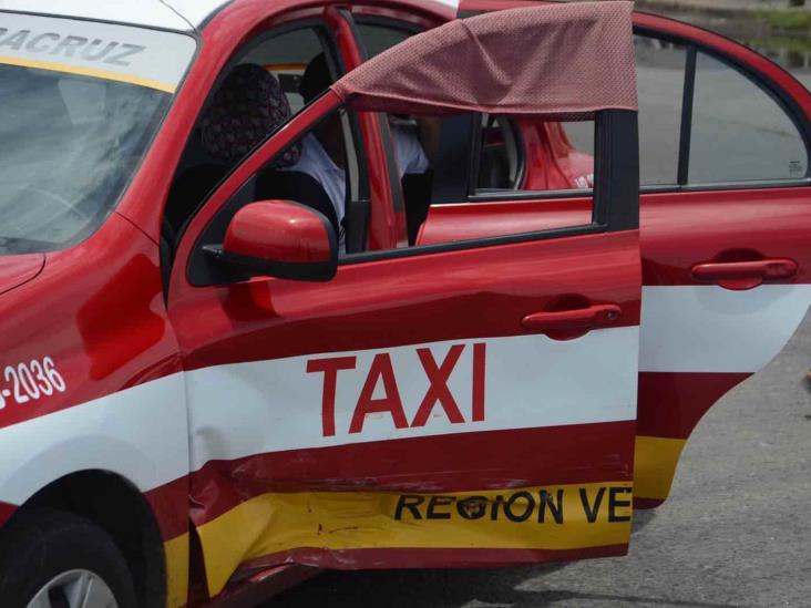 Chocan dos taxis en carretera federal 140