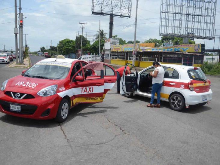 Chocan dos taxis en carretera federal 140