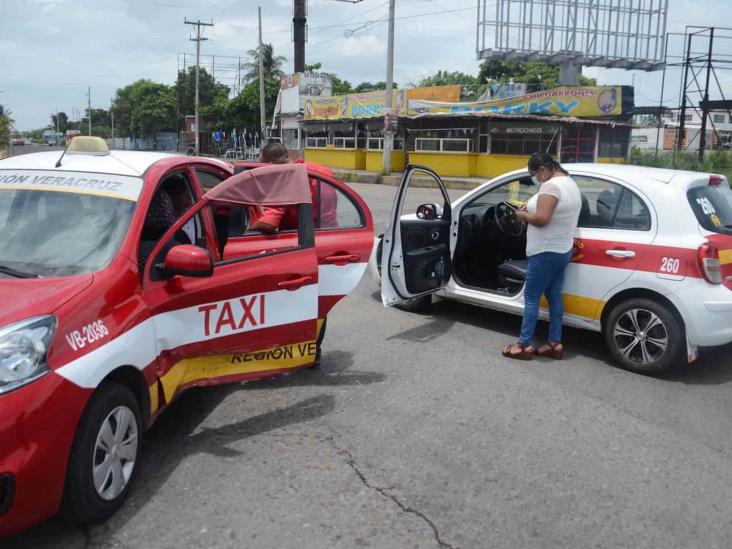 Chocan dos taxis en carretera federal 140