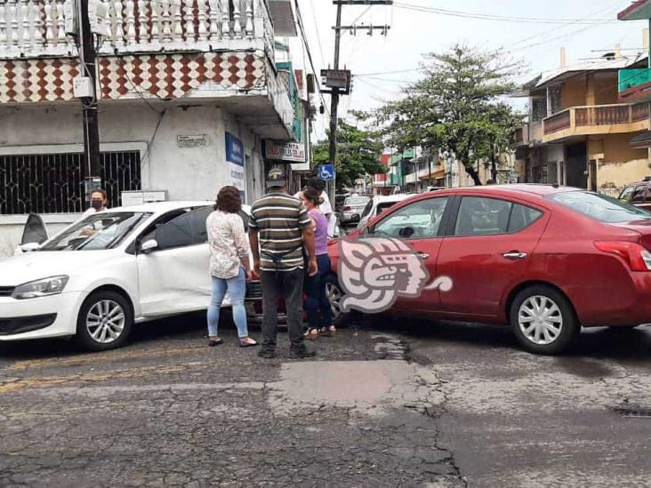 Se registra accidente entre dos unidades en calles de Veracruz