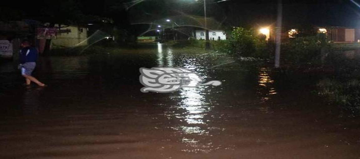 Por aguacero se inundan oficinas y comercios en Uxpanapa