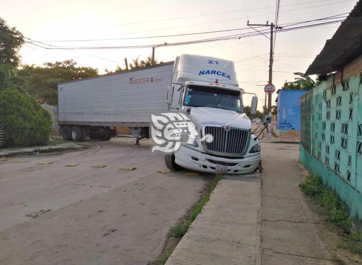 Tráiler se lleva cables y deja sin luz a colonos en Coatzacoalcos