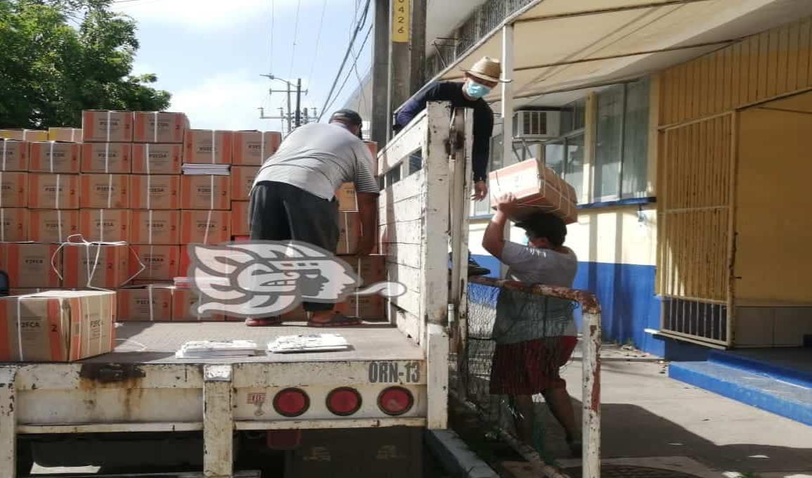 Ayuntamiento local colabora con traslado de libros escolares