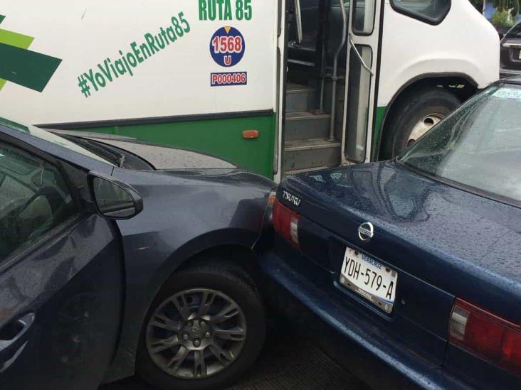 Percance entre dos vehículos y un autobús del servicio urbano