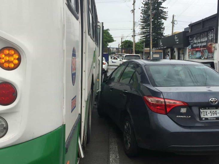 Percance entre dos vehículos y un autobús del servicio urbano