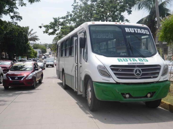 Choque entre dos unidades de servicio deja solo daños materiales en Veracruz