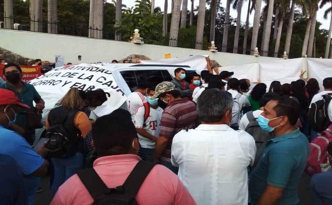 En Chiapas, conferencia presidencial arranca sin AMLO; CNTE bloquea el acceso
