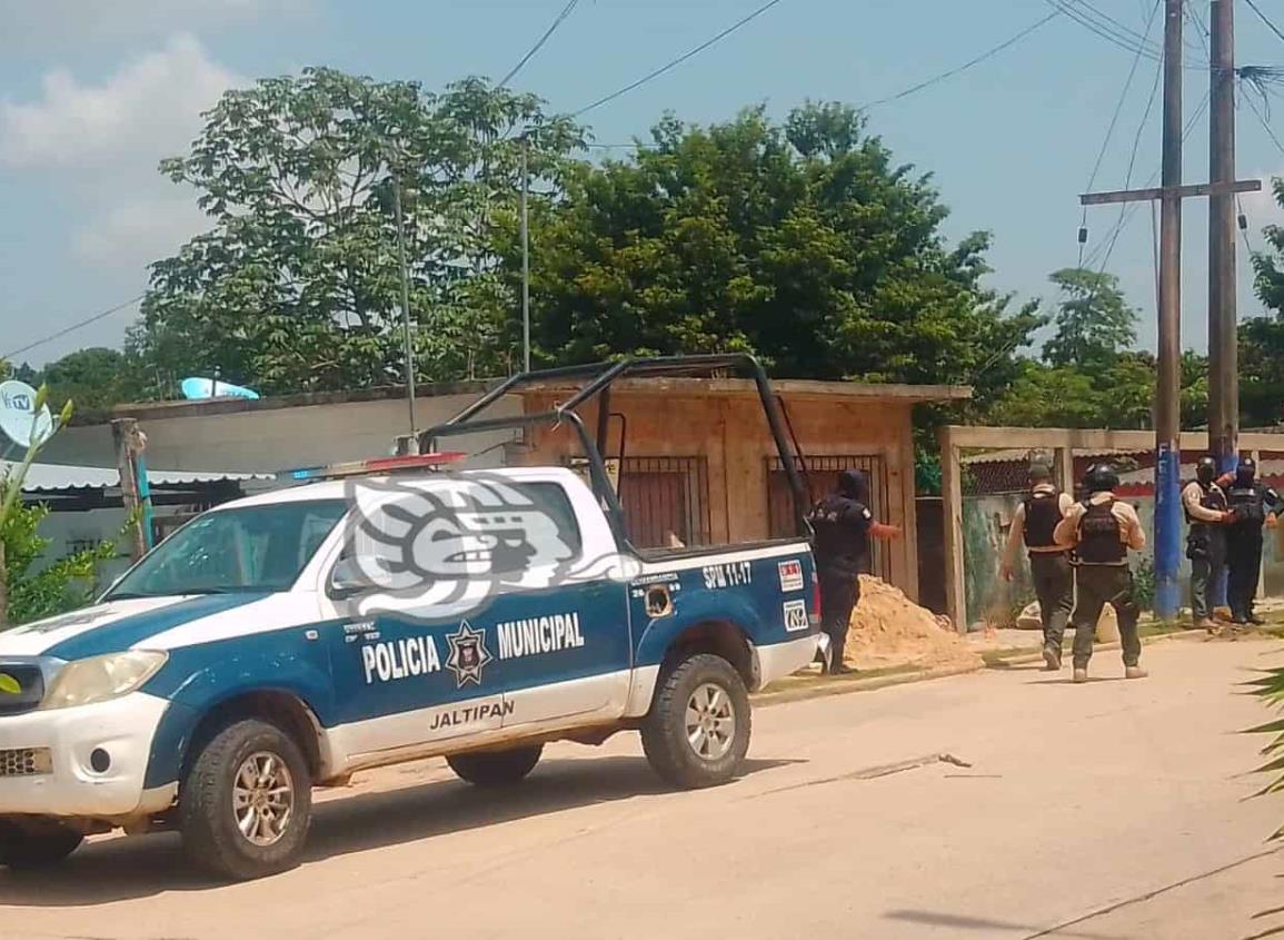 En Jáltipan, sicarios ejecutan a un joven en plena calle