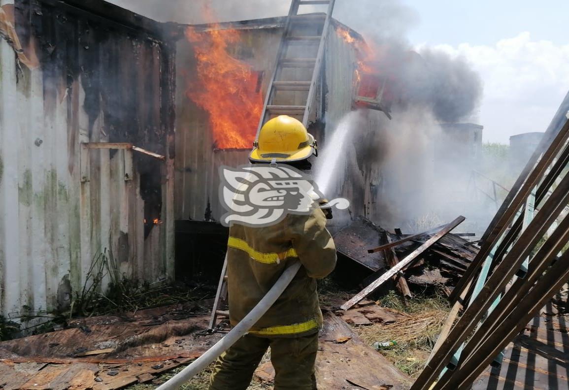 Se incendian campers mientras eran desmantelados en corralón