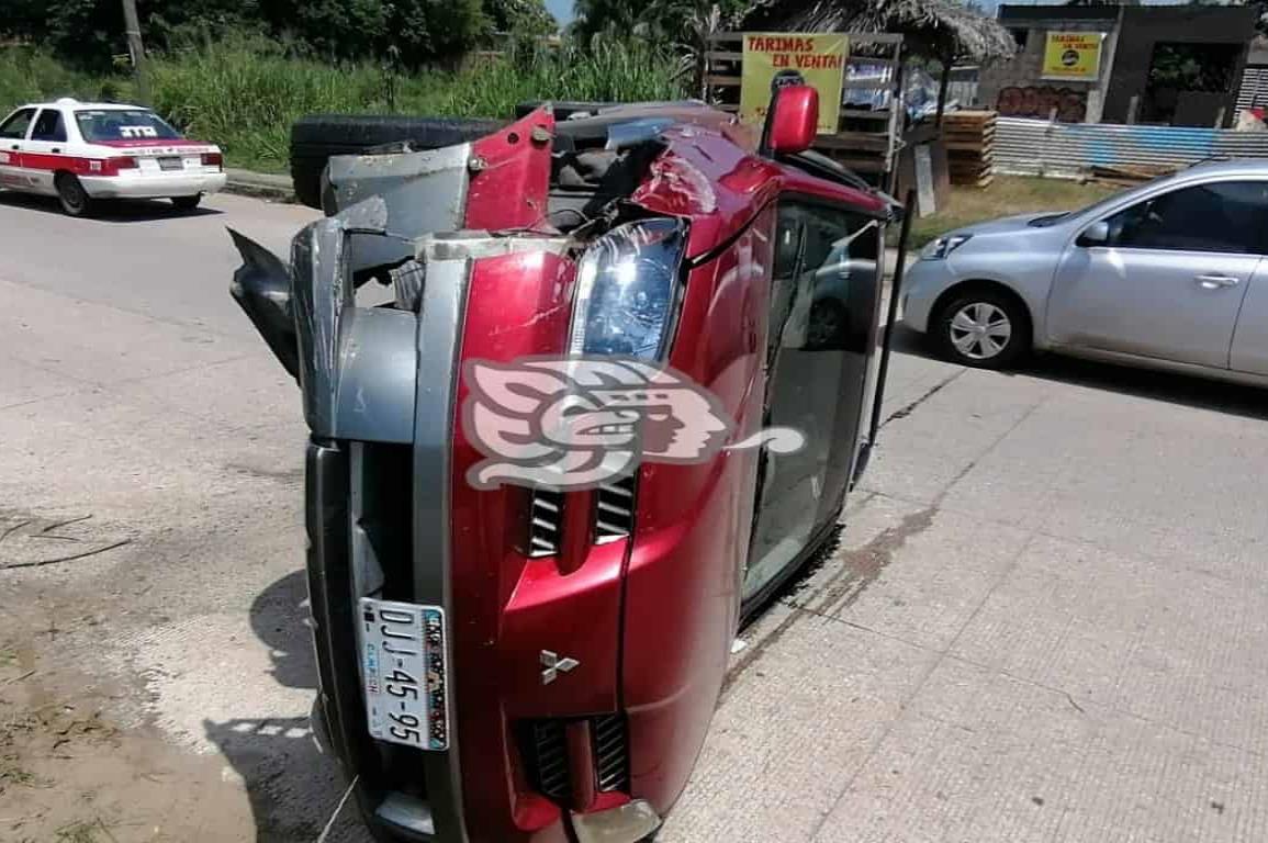 Camioneta terminó volcada sobre la carretera que conduce a Las Barrillas