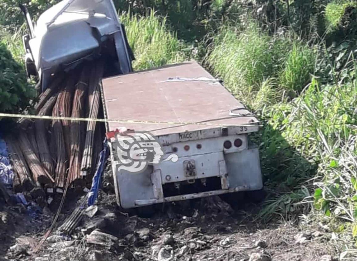 Conductor de tráiler muere al perder el control en la Nuevo Teapa-Cosoleacaque