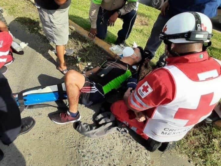 Motociclista se mutila pierna al chocar con autobús estacionado