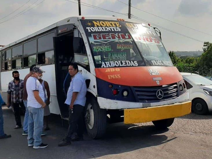 Motociclista se mutila pierna al chocar con autobús estacionado