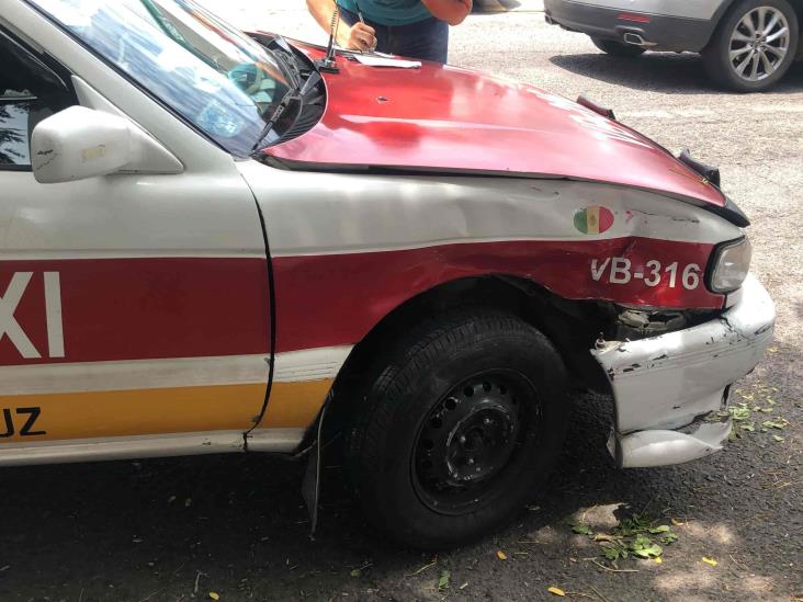 En Puerto de Veracruz, choque entre dos taxistas deja solo daños materiales