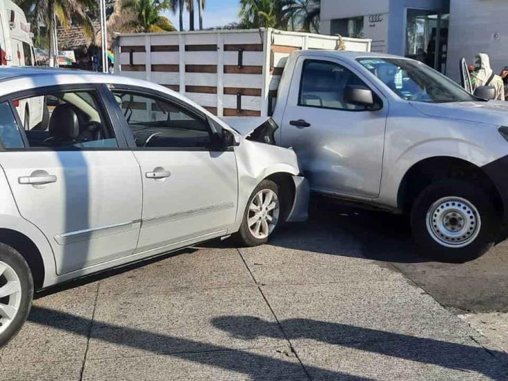 Se registra accidente entre dos unidades; deja una persona lesionada