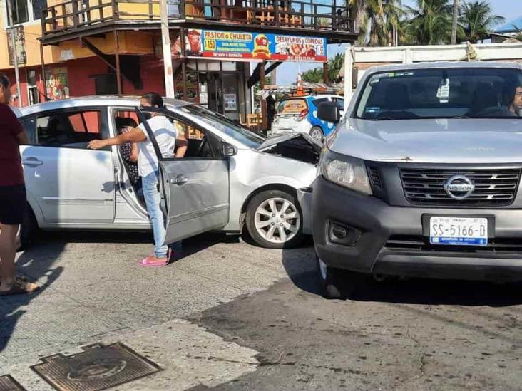 Se registra accidente entre dos unidades; deja una persona lesionada