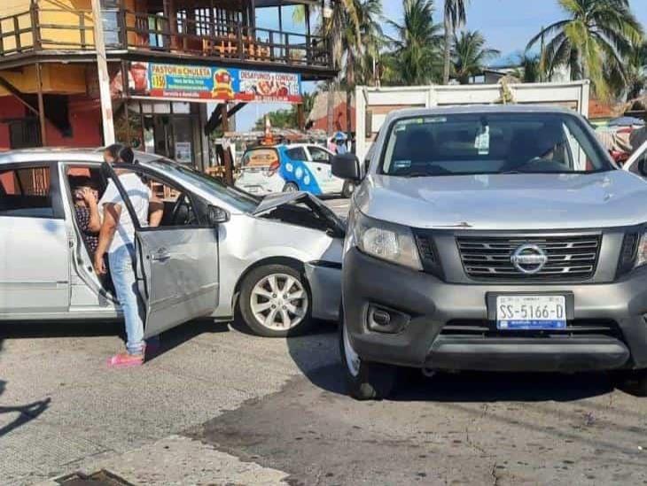 Se registra accidente entre dos unidades; deja una persona lesionada