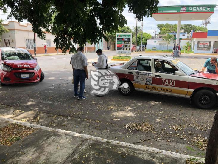 En Puerto de Veracruz, choque entre dos taxistas deja solo daños materiales